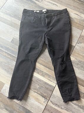 Universal Thread Black Distressed Ankle Jeans